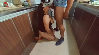 Sepupu Latina Kurus Terlibat Dalam Aktivitas Seksual Di Dapur.