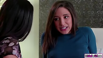 Lesbička Abella Danger A Jej Nevlastná Mama Sa Masturbujú