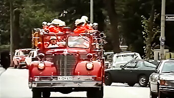 Naprawdę Gorące Spotkanie W Pokoju W Akademiku W Klasycznym Filmie Z 1980 Roku