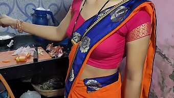 Desi Bhabhi Madura Cavalga O Rosto Da Empregada Na Cozinha