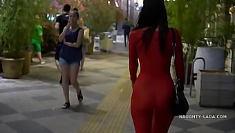 Exhibicionismo Al Aire Libre En Un Vestido Rojo Sin Ropa Interior