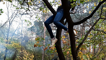 Ein Mädchen Gibt Sich Öffentlicher Masturbation An Einem Baum Hin - Lesbische Fantasie