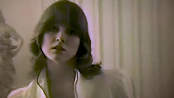 Garota Vintage Dos Anos 80 Mostra Seus Atributos Com Uma Dança De Striptease